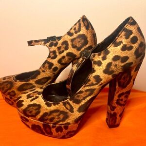 Bold and wild leopard print forever 21 platform heels, in size 9.